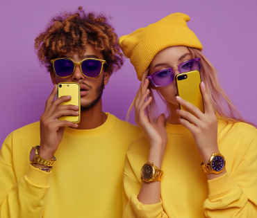 2 mensen met gele kleren kijken naar een gele telefoon