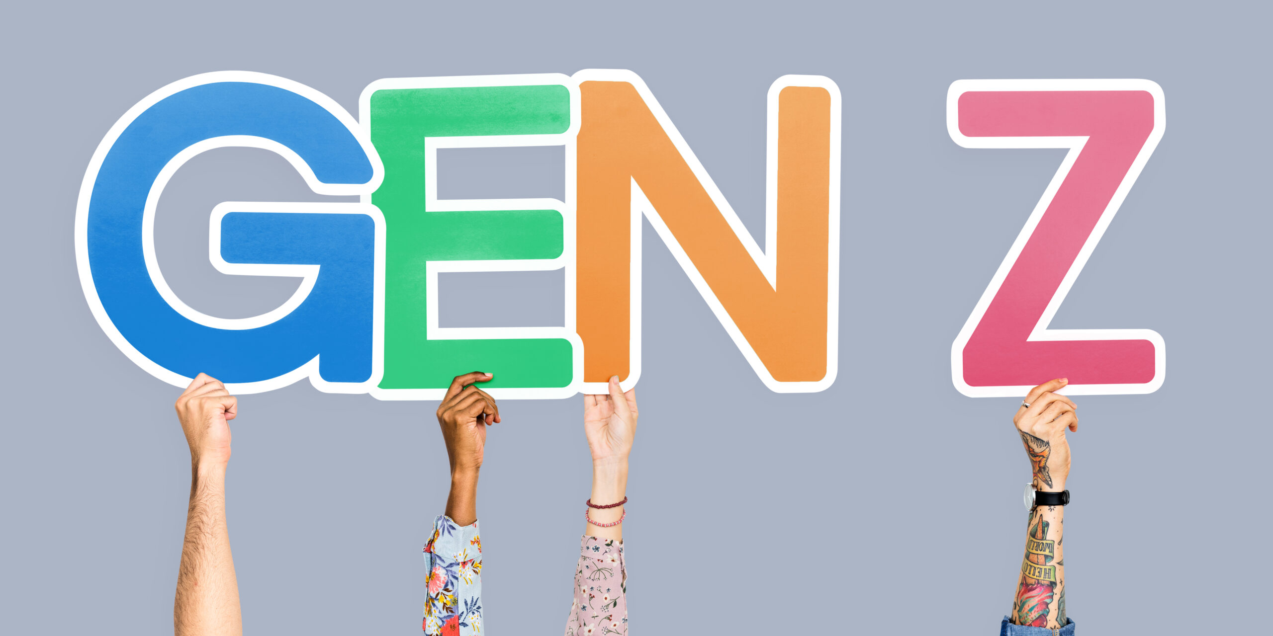 4 verschillende handen houden de Letters G-E-N en de Z vast van GEN Z